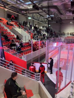 Sparkassen-Eisdom Hinter einem 'Tor